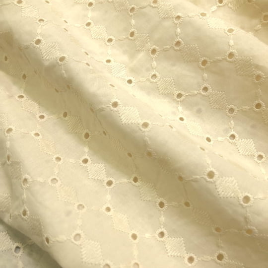 Tecido Laise Bordado 18 - Bege - 100% Algodão Tecido Laise Bordado 18 - Bege - 100% Algodão
