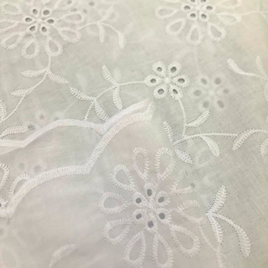 Tecido Laise Bordado 28 - Branco Off White - 100% Algodão Tecido Laise Bordado 28 - Branco Off White - 100% Algodão